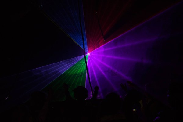 Quelles sont les formations et les diplômes nécessaires pour exercer le métier d'artiste de spectacle laser ?