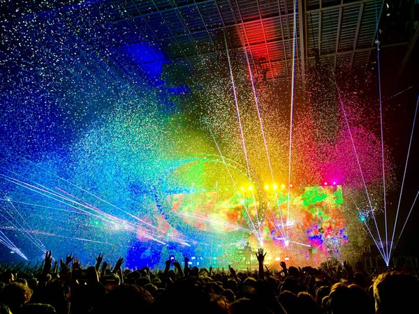 Quels sont les avantages et les inconvénients d'un spectacle laser en intérieur ou en extérieur?