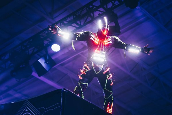 Quels sont les équipements et les accessoires indispensables pour réaliser un spectacle laser en toute sécurité ?