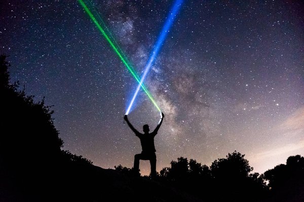Comment Devenir Un Artiste De Spectacle Laser ? Tout Ce Que Vous Devez Savoir !