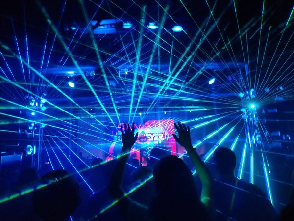 Comment synchroniser le son et la lumière dans un spectacle laser ? Un guide complet pour les amateurs et les professionnels.