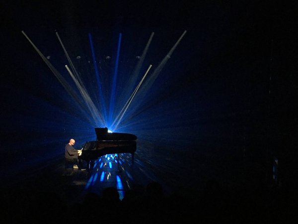 Comment mélanger le spectacle laser avec d'autres formes d'art ?