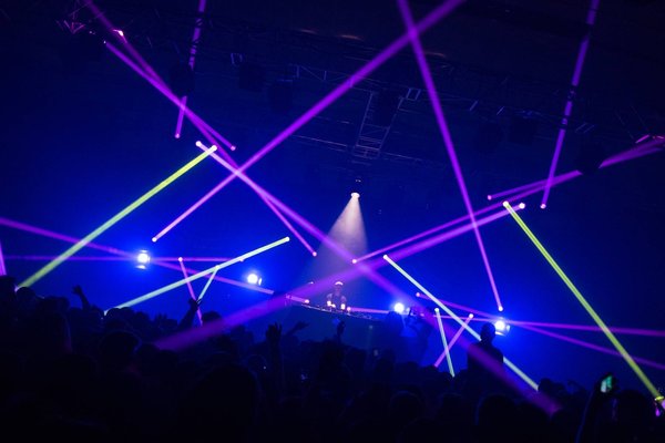 Tout savoir sur les lasers à diodes et les lasers à gaz pour un spectacle
