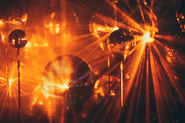 Comment se tenir informé sur les actualités et les événements liés au spectacle laser ?
